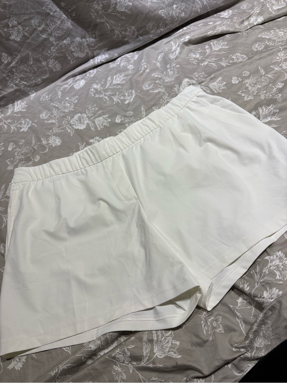 NWT Nike white active shorts XXL